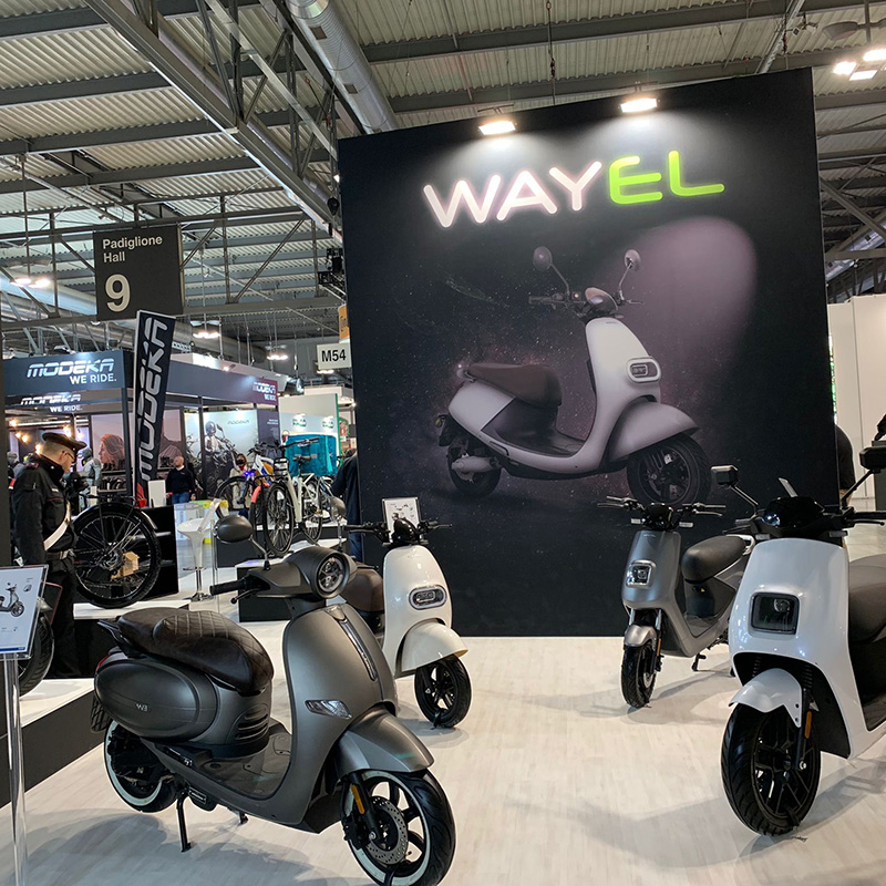 Wayel Elektromotorräder im Showroom.